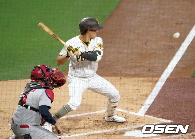 [OSEN=샌디에이고, 이사부 통신원]이날 경기는 샌디에이고가 5-4로 승리했다. 매니 마차도가 2안타 2타점을 올렸고, 선발 조 머스그로브가 5이닝 5피안타 4볼넷 5탈삼진 1실점 역투로 시즌 3승(4패)째를 올렸다. 9회 아레나도에게 솔로 홈런을 맞은 마무리 마크 멜란슨이 1이닝 1실점으로 시즌 13세이브째. 샌디에이고는 시즌 22승17패로 내셔널리그 서부지구 2위를 지켰다. 중부지구 1위 세인트루이스는 23승16패가 됐다.3회말 2사 1,3루에서 샌디에이고 김하성이 높은볼에 놀라고 있다. /lsboo@osen.co.kr