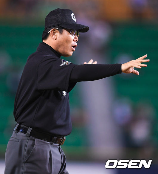 29일 오후 서울 잠실구장에서 열린  '2017 타이어뱅크 KBO 리그'  두산 베어스와 롯데 자이언츠의 경기, 7회말 1사 만루 두산 민병헌의 내야땅볼때 박근영 3루심이 아웃판정을 세이프로 번복하고 있다. /  soul1014@osen.co.kr