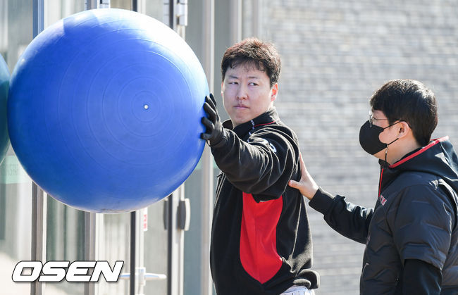 지난해 시즌 도중 어깨부상을 당했던 LG 차우찬이 재활 훈련을 하고 있다. /soul1014@osen.co.kr