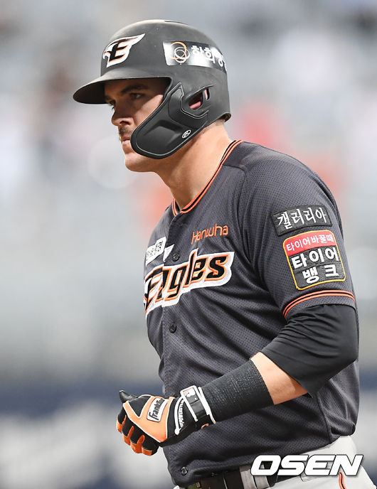 8회초 1사 주자 만루 한화 힐리가 중견수 오른쪽 1타점 적시타를 날린 후 1루에서 기뻐하고 있다./rumi@osen.co.kr