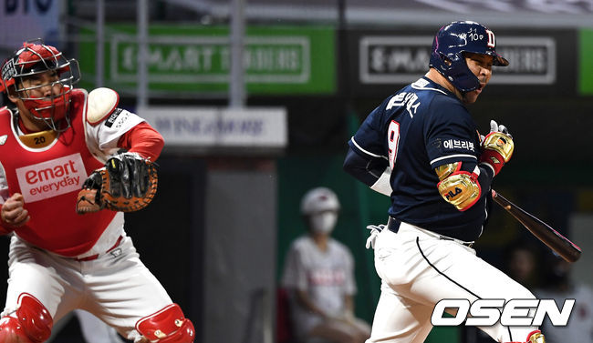 4회초 2사 1루 상황 두산 페르난데스가 SSG 선발 오원석의 공에 몸을 맞고 있다. / dreamer@osen.co.kr