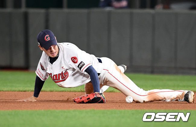 6회초 무사에서 롯데 나승엽이 SSG 박성한의 땅볼 타구를 몸 날려 처리하고 있다. /sunday@osen.co.kr