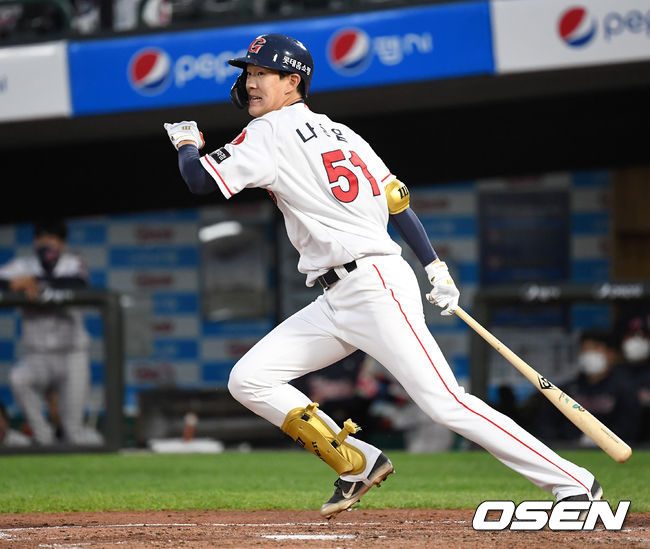 12일 오후 부산 사직야구장에서 ’2021 신한은행 SOL KBO 리그' 롯데 자이언츠와 SSG 랜더스의 경기가 열렸다.3회말 무사에서 롯데 나승엽이 내야안타를 치고 있다. /sunday@osen.co.kr