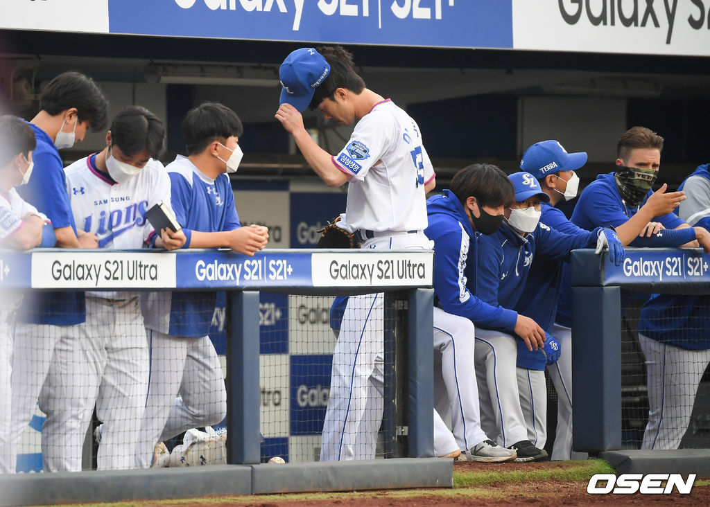 1회초 삼성 이학주가 교체되어 더그아웃으로 들어가고 있다. / soul1014@osen.co.kr
