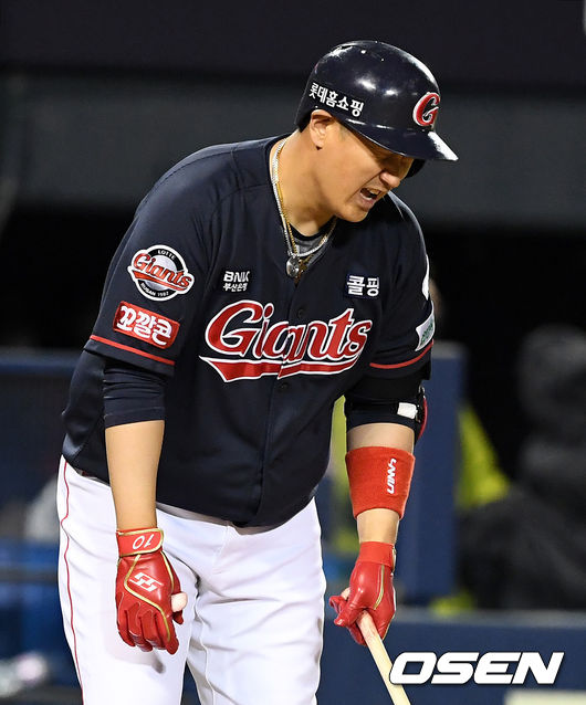 8회초 무사 1,2루에서 롯데 이대호가 스윙 판정에 아쉬워하고 있다. /jpnews@osen.co.kr