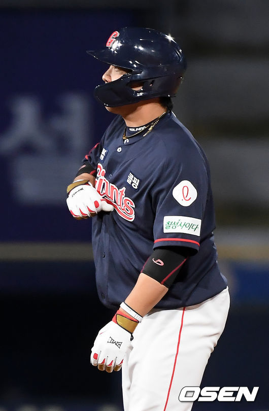 9회초 1사 주자 1,3루 지시완이 우중간 1타점 적시타를 날린 후 2루에서 기뻐하고 있다./rumi@osen.co.kr