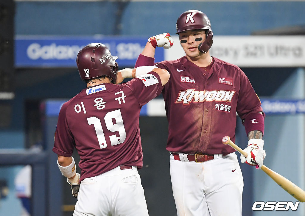 5회초 2사 1루 키움 박병호가 역전 2점 홈런을 날리고 1루 주자 이용규와 하이파이브를 하고 있다. / soul1014@osen.co.kr