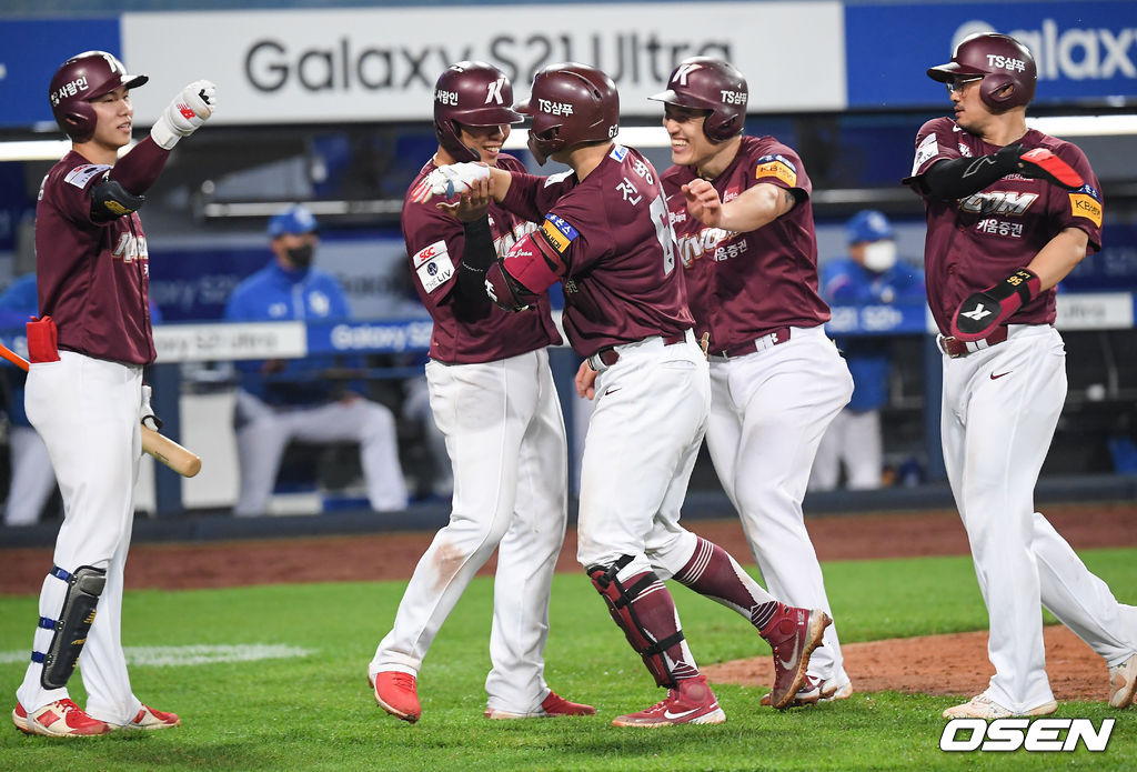 18일 대구삼성라이온즈파크에서 ‘2021 신한은행 SOL KBO리그’ 삼성 라이온즈와 키움 히어로즈의 경기가 진행됐다6회초 2사 만루 키움 전병우가 만루홈런을 날리고 동료들의 축하를 받고 있다. / soul1014@osen.co.kr