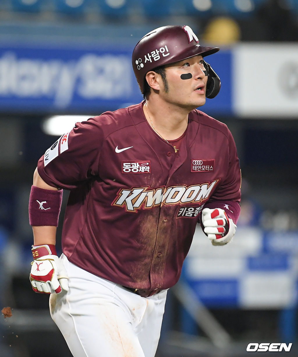 18일 대구삼성라이온즈파크에서 ‘2021 신한은행 SOL KBO리그’ 삼성 라이온즈와 키움 히어로즈의 경기가 진행됐다5회초 2사 1루 키움 박병호가 역전 2점 홈런을 날리고 타구를 바라보고 있다. / soul1014@osen.co.kr