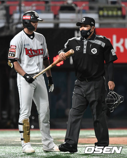 18일 오후 경기도 수원 KT위즈파크에서 ‘2021 신한은행 SOL KBO리그’ KT 위즈와 두산 베어스의 경기가 열렸다. 6회말 2사 1, 3루 상황 KT 김민혁이 대타로 타석을 들어서는 가운데 박근영 주심을 비롯한 심판진이 김민혁의 방망이 교체를 지시하고 있다. 심판진은 배트 헤드에 끈끈이를 발라 사용을 금한다고 KT 측에 설명했다. / dreamer@osen.co.kr