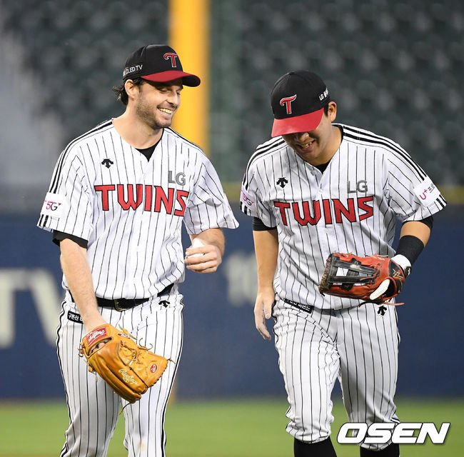 4회초 수비를 마친 LG 수아레즈가 김민성과 이야기를 나누며 미소 짓고 있다. 수아레즈는 2사에서 NC 양의지의 투수앞 땅볼에 발 뒤꿈치를 타구에 맞았으나 직접 처리하며 이닝을 마쳤다. /jpnews@osen.co.kr