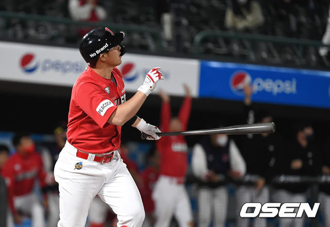 8회초 무사 1,2루에서 SSG 최정이 좌중월 스리런 홈런을 치고 있다. /sunday@osen.co.kr