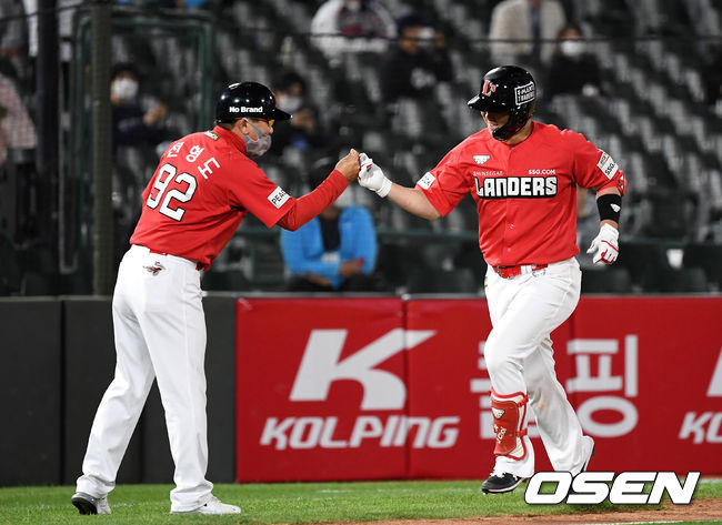 8회초 무사 1,2루에서 SSG 최정이 좌중월 스리런 홈런을 치고 전형도 코치와 하이파이브를 하고 있다. /sunday@osen.co.kr