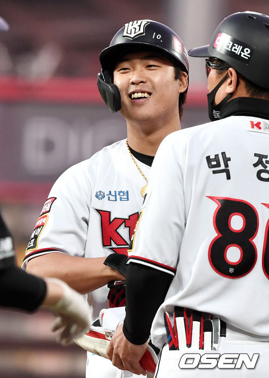 3회말 1사 1, 3루 상황 KT 강백호가 선제 1타점 적시타를 날리고 1루에 안착해 더그아웃을 바라보며 미소짓고 있다. / dreamer@osen.co.kr