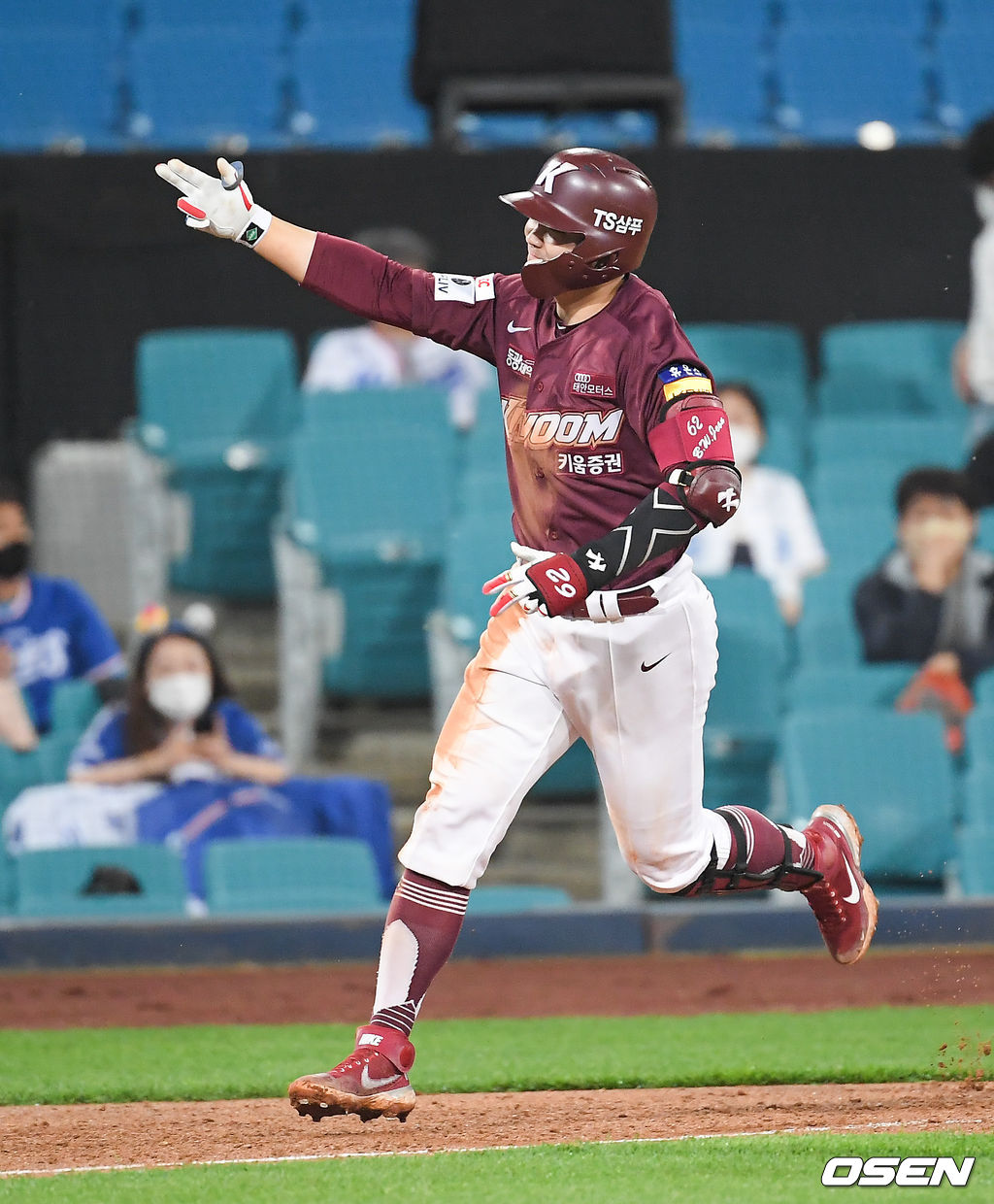 18일 대구삼성라이온즈파크에서 ‘2021 신한은행 SOL KBO리그’ 삼성 라이온즈와 키움 히어로즈의 경기가 진행됐다6회초 2사 만루 키움 전병우가 만루홈런을 날리고 베이스를 돌고 있다/ soul1014@osen.co.kr