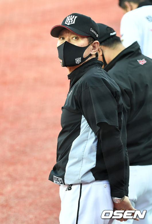 경기 시작을 앞두고 KT 이강철 감독이 국기에 대한 경례를 위해 그라운드에 나서며 관중석을 바라보고 있다. / dreamer@osen.co.kr