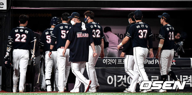 두산 선수들이 팬들에게 인사한 뒤 그라운드를 나서고 있다. / dreamer@osen.co.kr