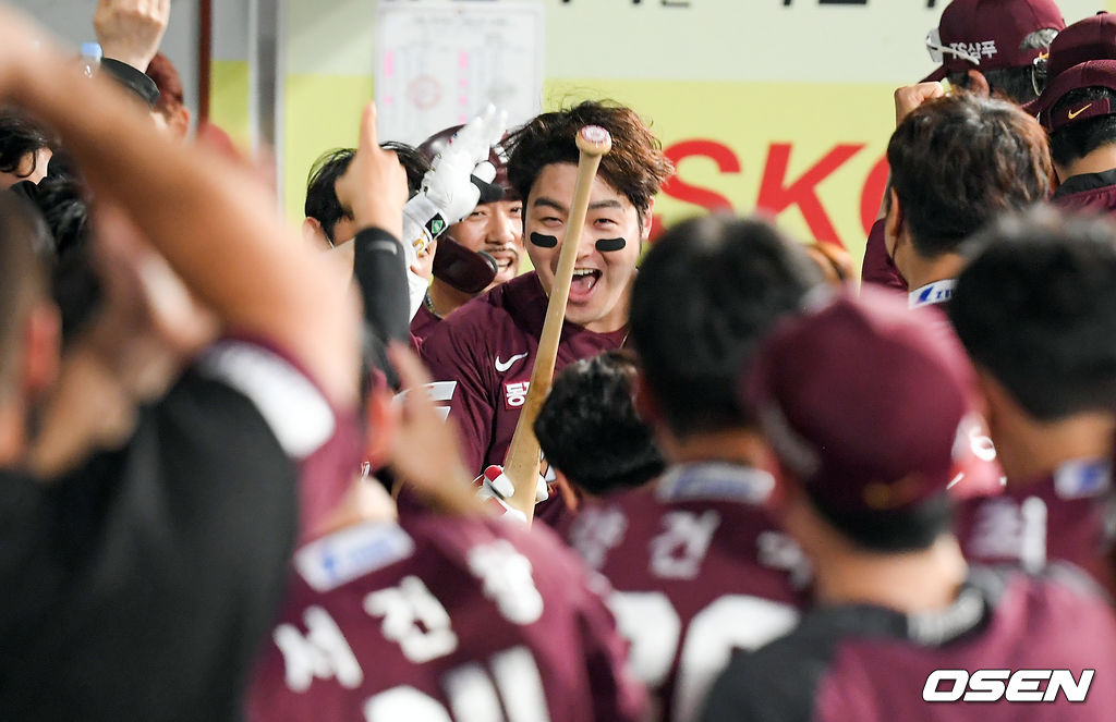 5회초 2사 1루 키움 박병호가 역전 2점 홈런을 날리고 동료들의축하를 받고 있다. / soul1014@osen.co.kr