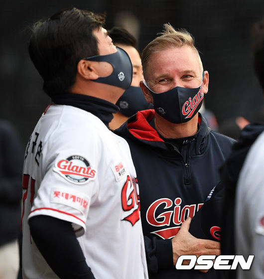 11일 오후 부산 사직야구장에서 ’2021 신한은행 SOL KBO 리그' 롯데 자이언츠와 SSG 랜더스의 경기가 열렸다.경기에 앞서 롯데 감독에 선임된 래리 서튼 감독이 문규현 코치와 이야기를 나누고 있다. /sunday@osen.co.kr