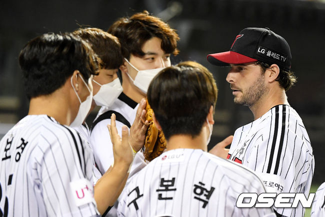 7이닝 수비를 마친 LG 수아레즈가 더그아웃으로 향하며 동료선수들과 하이파이브를 하고 있다. 수아레즈는 7이닝 무실점. /jpnews@osen.co.kr