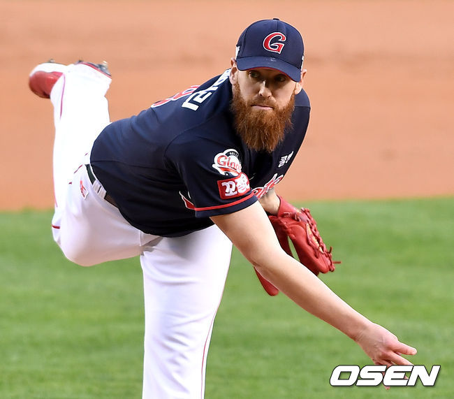 롯데 선발 스트레일리가 힘차게 공을 뿌리고 있다. / dreamer@osen.co.kr
