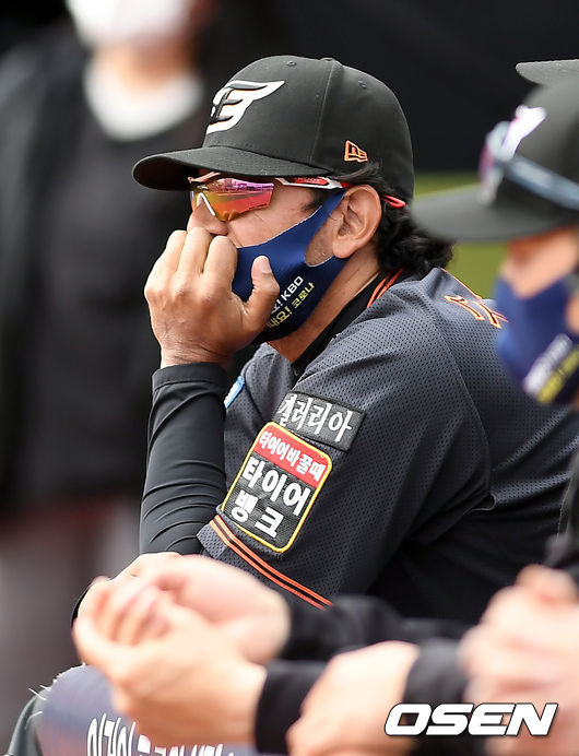 한화 수베르 감독이 생각에 잠겨 있다./ksl0919@osen.co.kr