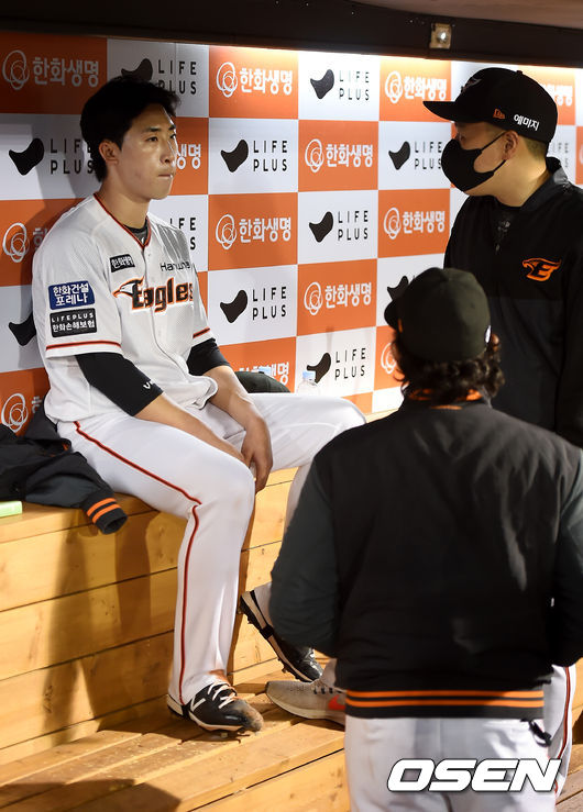 한화 수베로 감독이 강판된 배동현과 이야기를 나누고 있다. /youngrae@osen.co.kr