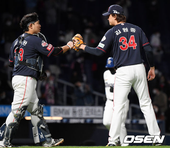 경기를 마치고 롯데 김원중이 지시완과 하이파이브를 하고 있다 ./rumi@osen.co.kr