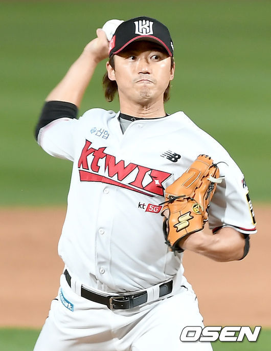 8일 오후 경기도 수원시 수원kt위즈파크에서 ‘2021 신한은행 SOL KBO 리그’ KT 위즈와 NC 다이노스의 경기가 열렸다.7회초 KT 안영명이 마운드에 올라 힘차게 공을 뿌리고 있다./ksl0919@osen.co.kr
