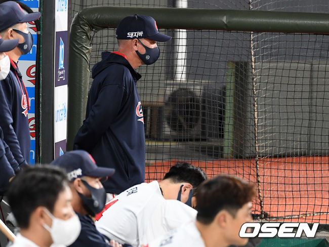 9회말 롯데 서튼 감독이 그라운드를 바라보고 있다. /sunday@osen.co.kr