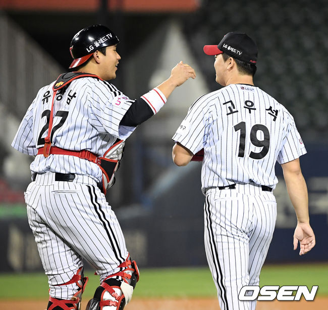 경기를 마치고 LG 유강남과 고우석이 승리 하이파이브를 하고  있다. /jpnews@osen.co.kr