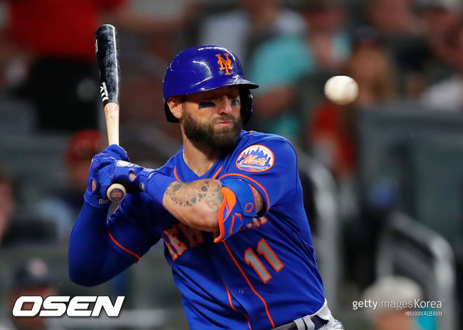 [사진]뉴욕 메츠의 케빈 필러가 18일(한국시간) 열린 애틀랜타와의 경기 7회 초에서 제이콥 웹의 152km 강속구에 얼굴을 강타당하기 바로 직전의 모습. ⓒGettyimages(무단전재 및 재배포 금지)