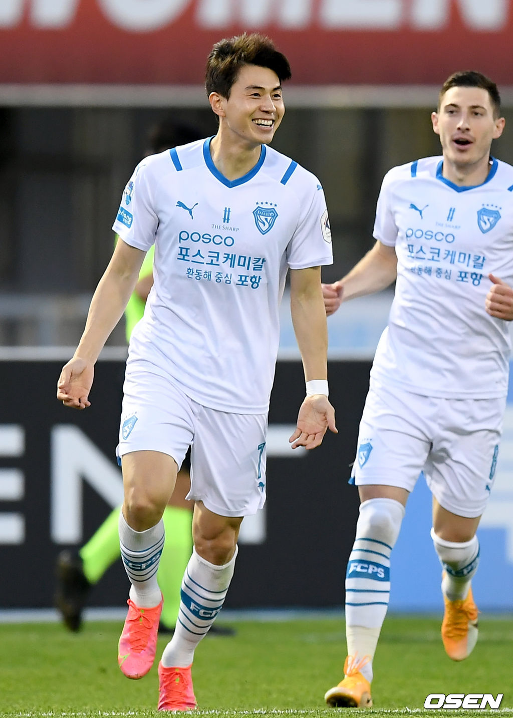 전반 포항 임상협이 선취골을 넣은 뒤 기뻐하고 있다. /ksl0919@osen.co.kr