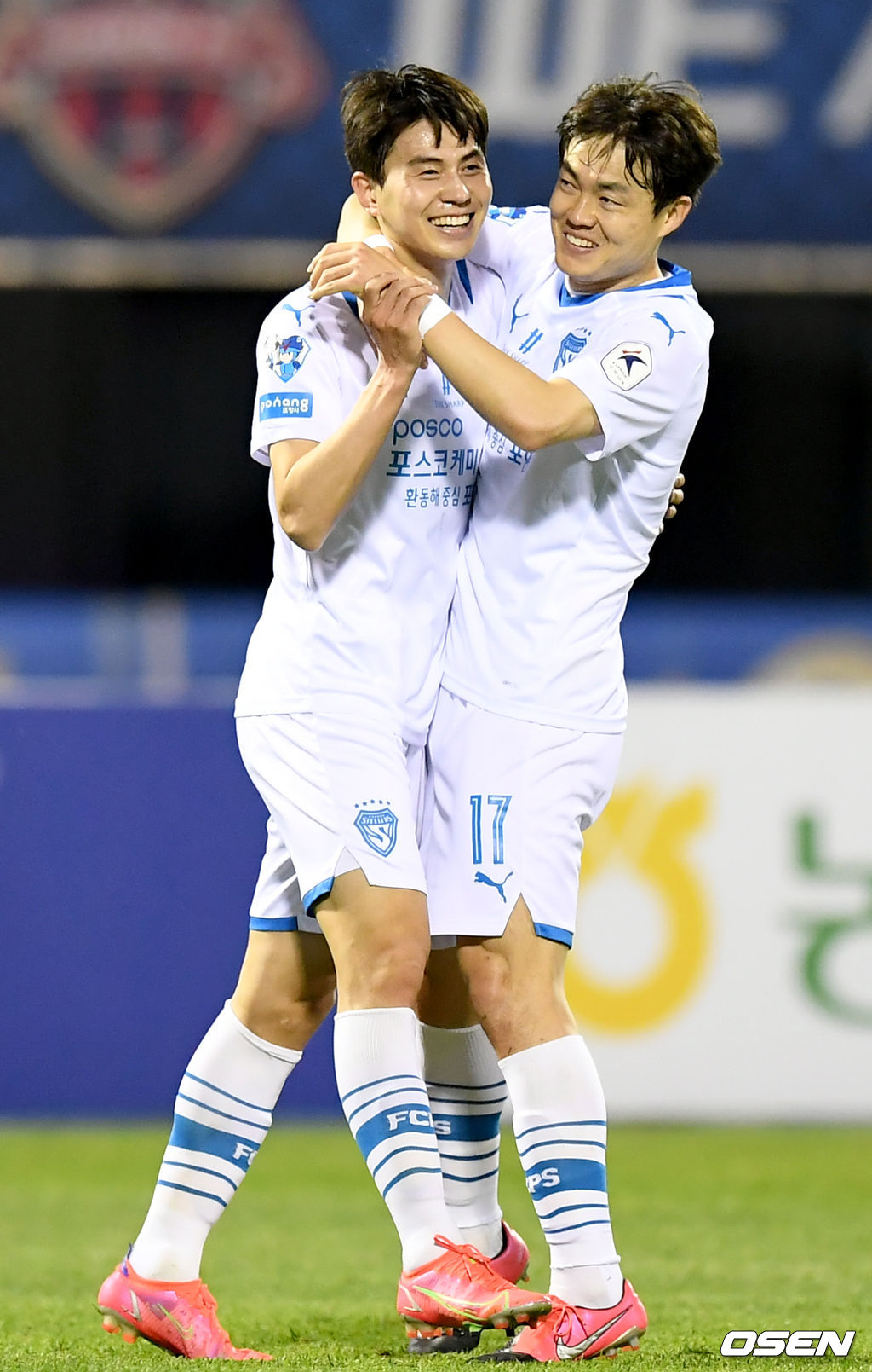 전반 포항 임상협이 골을 넣은 뒤 신광훈과 기쁨을 나누고 있다. /ksl0919@osen.co.kr