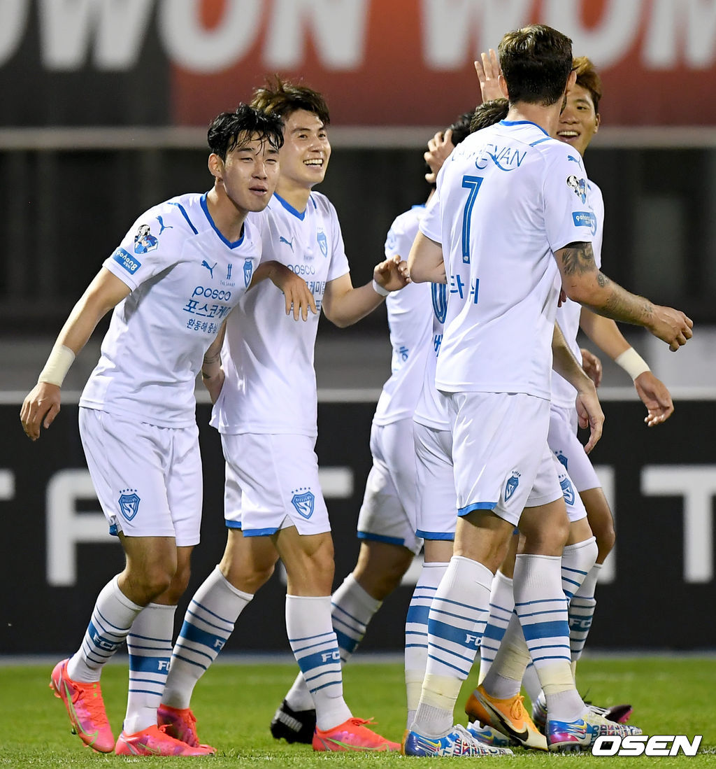 전반 포항 임상협이 골을 넣은 뒤 동료 선수들과 기쁨을 나누고 있다./ksl0919@osen.co.kr