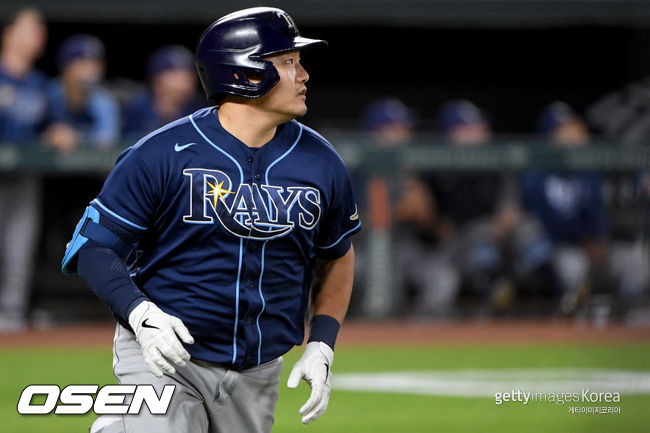 [사진] 홈런 타구를 바라보는 최지만 2021/ 5/19 ⓒGettyimages(무단전재 및 재배포 금지)