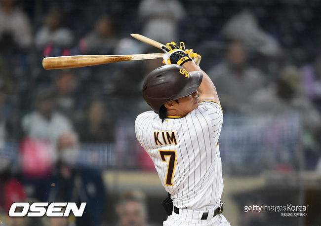[사진]샌디에이고의 김하성이 19일(한국시간) 펫코 파크에서 벌어진 콜로라도와의 경기 2회 2루타를 치는 순간 방망이가 부러지고 있다. ⓒGettyimages(무단전재 및 재배포 금지)