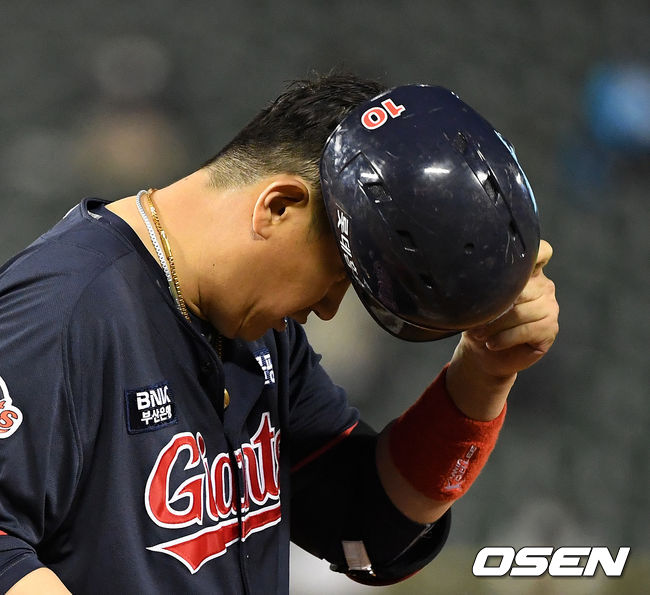 3회초 2사 1루에서 롯데 이대호가 3루땅볼로 물러나며 아쉬워하고 있다. /jpnews@osen.co.kr