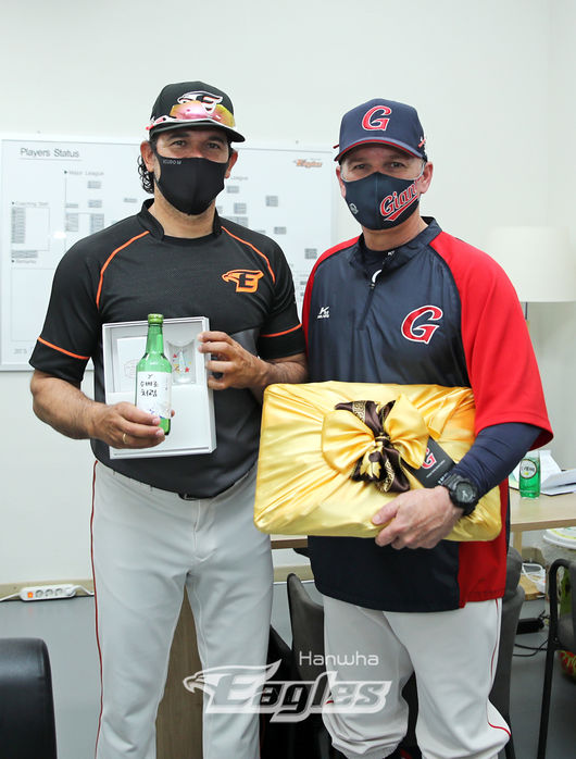 [사진] 수베로 감독, 서튼 감독 /한화 이글스 제공