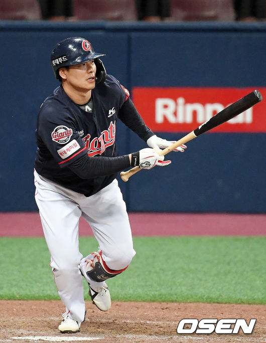 9회초 2사 주자 1,3루 롯데 대타 민병헌이 중견수 앞 1타점 적시타를 날리고 있다./rumi@osen.co.kr