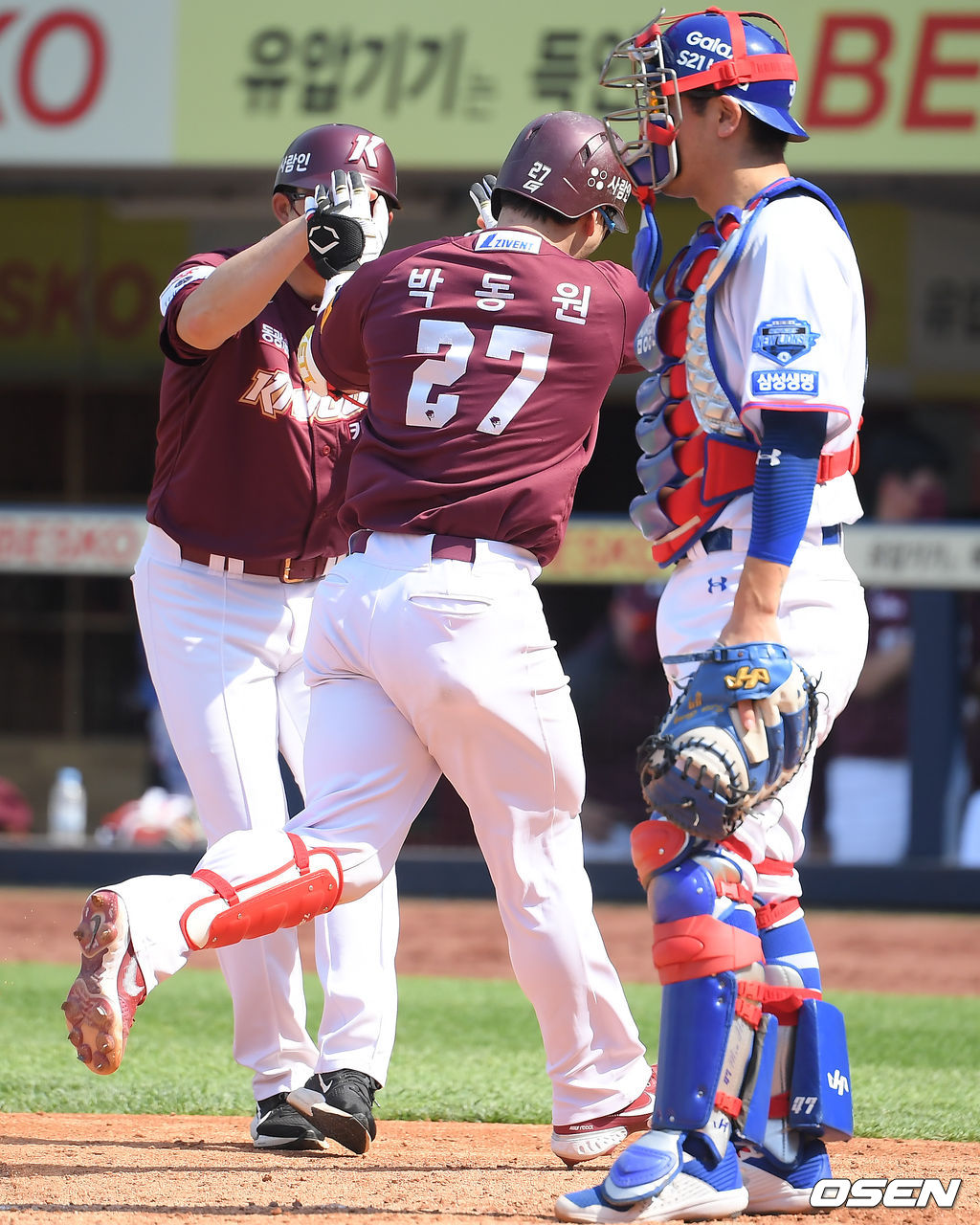 19일 대구삼성라이온즈파크에서 ‘2021 신한은행 SOL KBO리그’ 삼성 라이온즈와 키움 히어로즈가 진행됐다.4회초 1사 키움 박동원이 연타석 솔로홈런을 날리고 홈을 밟고 있다. / soul1014@osen.co.kr