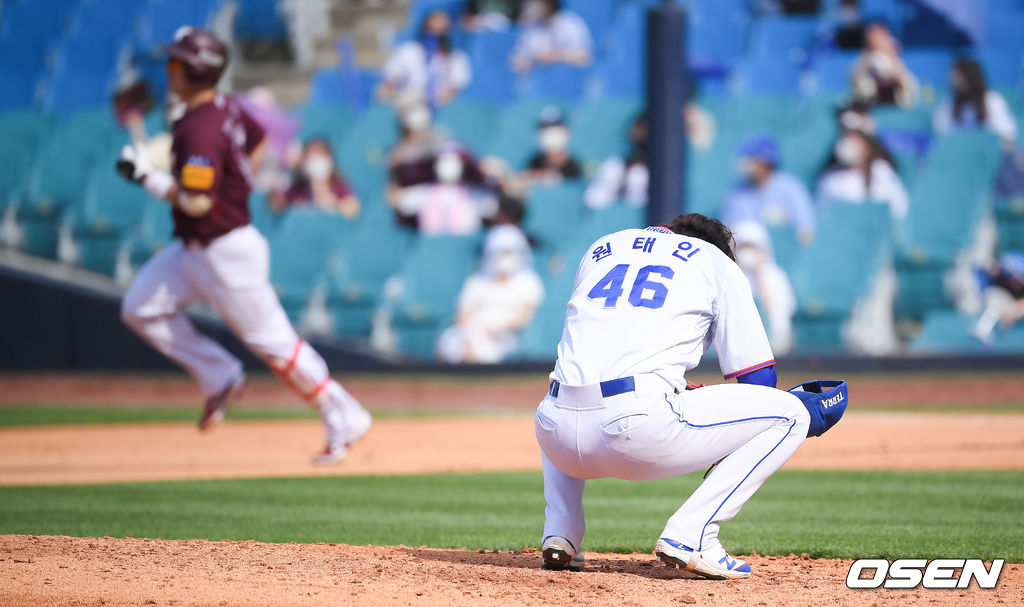 6회초 2사 1루 키움 박동원에게 3연타석 홈런을 허용한 삼성 선발투수 원태인이 주저 앉아 아쉬워하고 있다. / soul1014@osen.co.kr