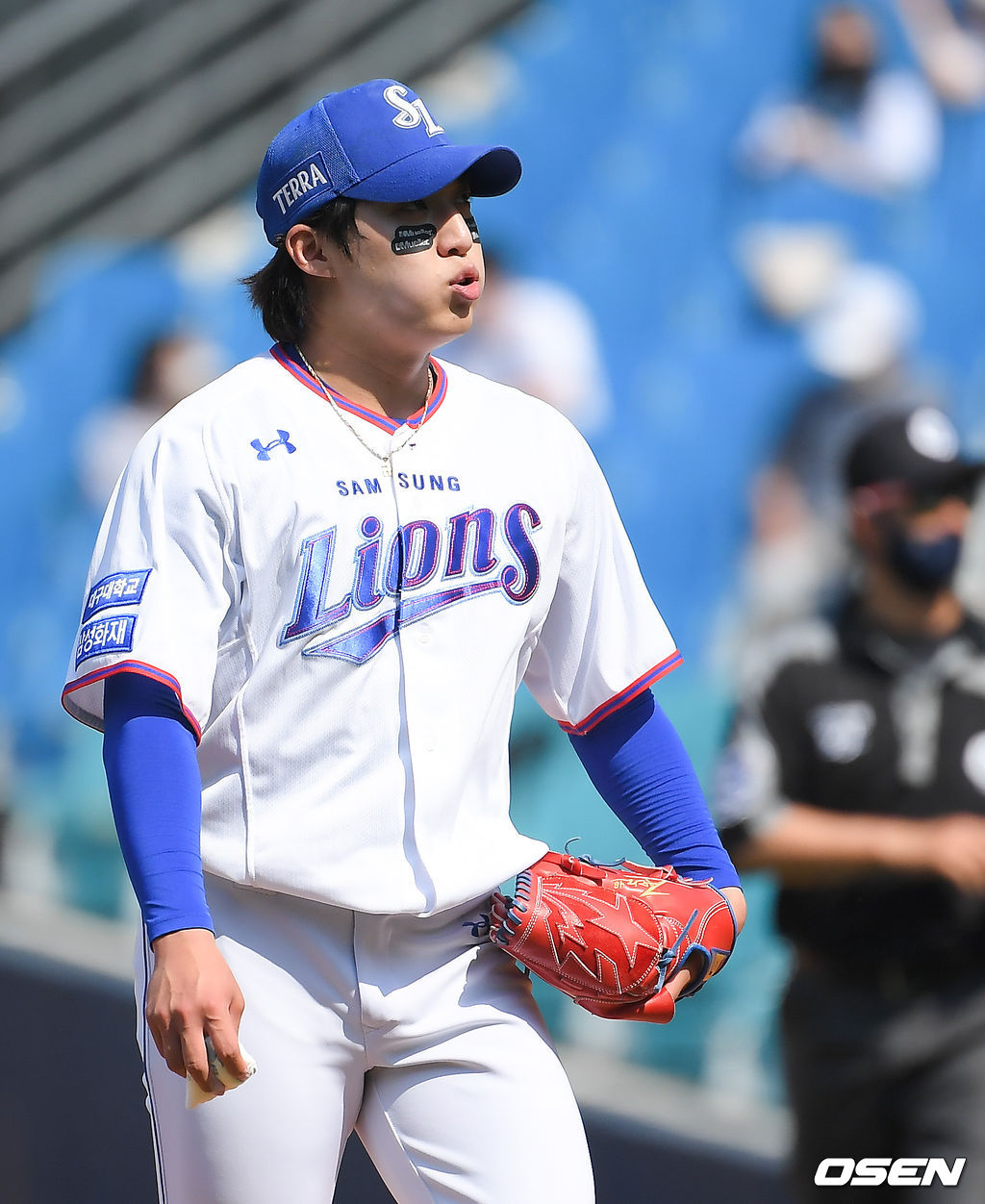 19일 대구삼성라이온즈파크에서 ‘2021 신한은행 SOL KBO리그’ 삼성 라이온즈와 키움 히어로즈가 진행됐다.4회초 이닝종료 후 삼성 원태인 선발투수가 더그아웃으로 들어가고 있다. / soul1014@osen.co.kr