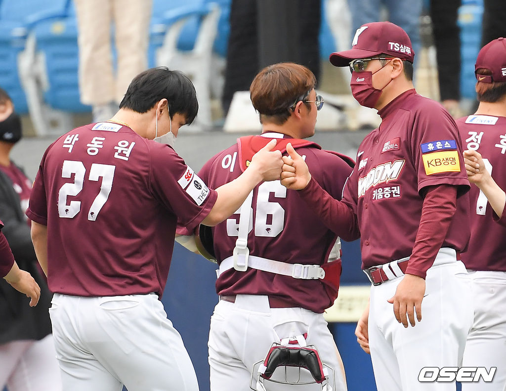 경기종료 후 키움 홍원기 감독이 3연타석 홈런을 기록한 박동원과 하이파이브를 하고 있다. / soul1014@osen.co.kr