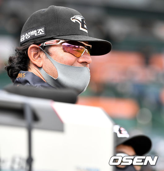 한화 수베로 감독이 더그아웃에서 그라운드의 선수들을 바라보며 미소짓고 있다. / dreamer@osen.co.kr