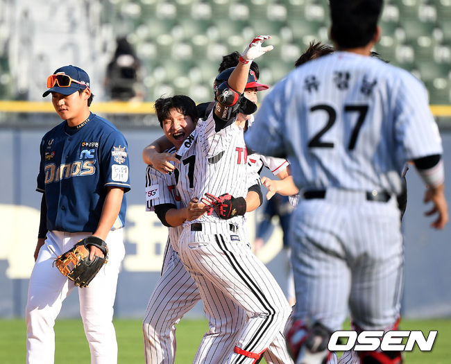 연장 10회말 2사 만루에서 LG 홍창기가 끝내기 안타를 날리고 동료선수들과 기뻐하고 있다. /jpnews@osen.co.kr