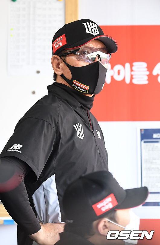 19일 오후 경기도 수원시 수원kt위즈파크에서 ‘2021 신한은행 SOL KBO 리그’ KT 위즈와 두산 베어스의 경기가 열렸다.이 경기에서 KT가 두산에 6-5로 승리하며 4연승 질주했다. 반면 두산은 2연패에 빠졌다.KT 이강철 감독이 덕아웃에서 경기를 주시하고 있다. / rumi@osen.co.kr