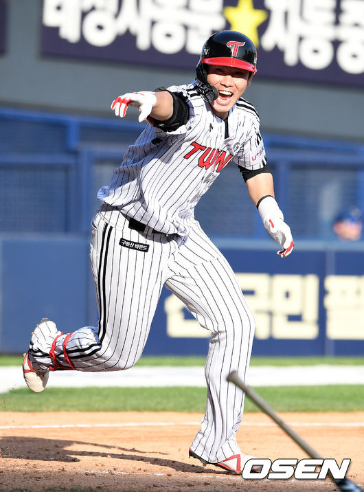 연장 10회말 2사 만루에서 LG 홍창기가 끝내기 안타를 날리고 기뻐하고 있다. /jpnews@osen.co.kr