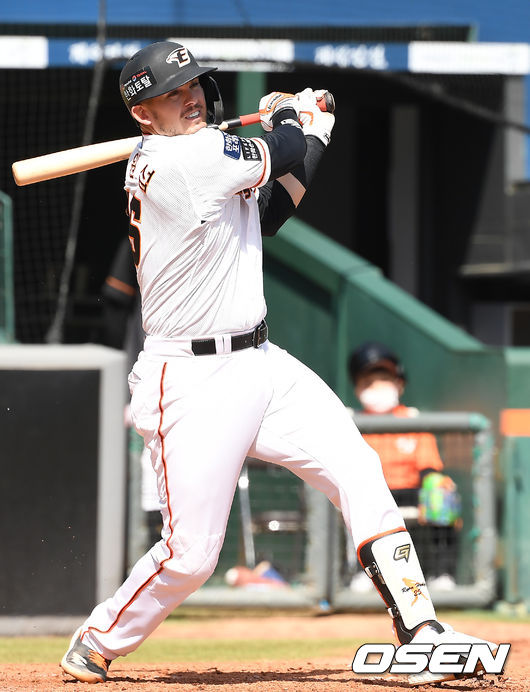 4회말 2사 한화 힐리가 2루타를 때려내고 있다. /youngrae@osen.co.kr 