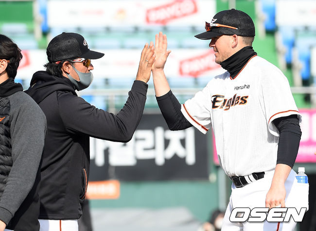 경기 종료 후 한화 수베로 감독이 힐리와 하이파이브를 하고 있다. /cej@osen.co.kr